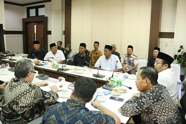 AUDIENSI KEUCHIK - Wali Kota Sabang, Zulkifli H Adam, didampingi Wakil Wali Kota Sabang, Suradji Junus, berdialog dengan para keuchik se-Kota Sabang saat audiensi di Ruang Rapat Wali Kota, Kamis (25/6/2026). Pertemuan tersebut membahas penguatan sinergi pembangunan dan peningkatan pelayanan kepada masyarakat.