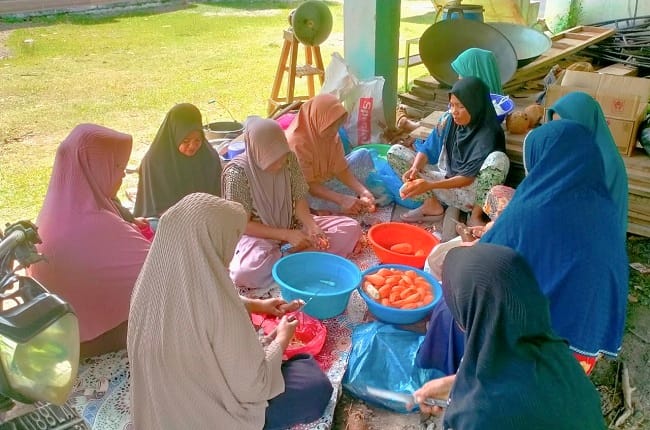 Ibu-ibu warga Pulo Aceh mempersiapkan bubur kanji asyura dalam rangka memperingati Hari Asyura, pada Kamis (25/6/2026) bertepatan dengan tanggal 9 Muharram 1448 H. FOTO/ MC ACEH BESAR