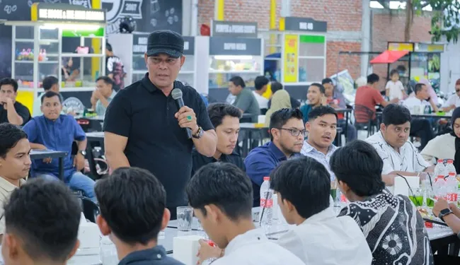 Suasana bincang santai Bupati Aceh Besar, H. Muharram Idris dengan mahasiswa, di SMEA Premium Bineh Blang, Kecamatan Ingin Jaya, Jumat (26/6/2026). FOTO/MC ACEH BESAR