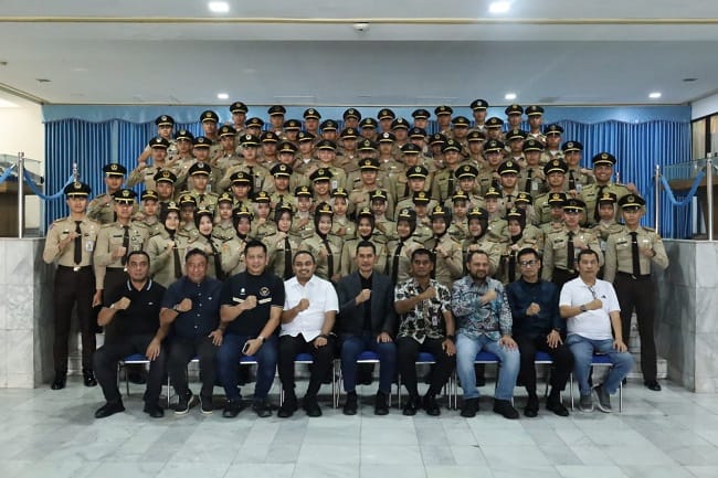 TEMUI PRAJA IPDN – Sekda Aceh, M Nasir, didampingi Kepala Biro Adpim Setda Aceh, Akkar Arafat, berfoto bersama usai bersilaturahmi dengan Praja IPDN asal Aceh di Kampus IPDN Jatinangor, Kabupaten Sumedang, Jawa Barat, Minggu (28/6/2026).