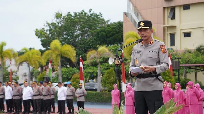 MEMIMPIN UPACARA – Kapolda Aceh, Irjen Pol Marzuki Ali Basyah, memimpin upacara penyerahan jabatan Karorena Polda Aceh, Kombes Pol. R. Dadik Junaedi Supri Hartono, di Lapangan Utama Mapolda Aceh, Senin (29/6/2026).