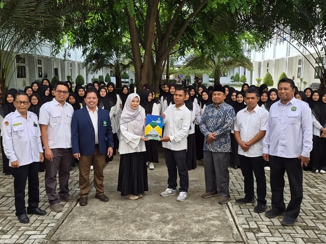 Dekan Fakultas Adab dan Humaniora (FAH) UIN Ar-Raniry Banda Aceh, Syarifuddin MAg PhD, melepas 76 mahasiswa Program Studi Ilmu Perpustakaan untuk mengikuti Praktik Kerja Lapangan (PKL) semester ganjil Tahun Akademik 2026/2027 di 31 perpustakaan yang tersebar di berbagai kabupaten/kota di Aceh.