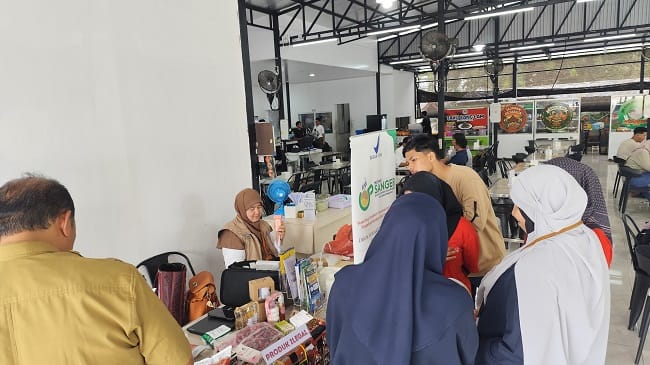 Petugas saat turun ke salah satu warkop di Banda Aceh.