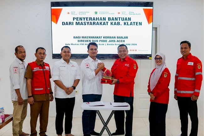 Ketua PMI Kabupaten Klaten, Drs. H. Purwanto Anggono Cipto, M.Si, saat menyerahkan bantuan kepada Ketua PMI Kota Banda Aceh, Ahmad Haeqal Asri, untuk disalurkan ke kawasan bencana.