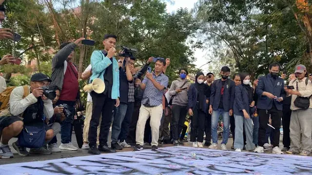 Mahasiswa yang tergabung dalam dalam Badan Eksekutif Mahasiswa Seluruh Indonesia (BEM SI) Jawa Tengah berdemonstrasi di depan Kantor Perwakilan BI Jateng di Kota Semarang, Jumat (5/6/2026). Mereka menuntut pemerintah segera mengambil langkah konkret mengatasi pelemahan rupiah. Mahasiswa yang tergabung dalam dalam Badan Eksekutif Mahasiswa Seluruh Indonesia (BEM SI) Jawa Tengah berdemonstrasi di depan Kantor Perwakilan BI Jateng di Kota Semarang, Jumat (5/6/2026). Mereka menuntut pemerintah segera mengambil langkah konkret mengatasi pelemahan rupiah.