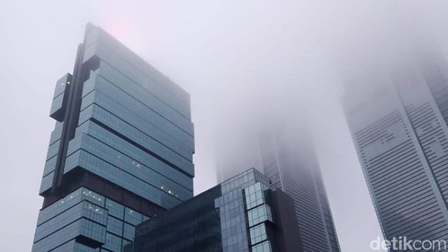 Foto: Fenomena kabut menyelimuti Jakarta pagi tadi. Kemunculan kabut menarik perhatian warga yang menyadari fenomena tersebut. (dok pribadi/Sofyan Arif)