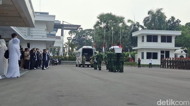 Jenazah eks Menhan Ryamizard Ryacudu dibawa dari gedung Kemhan menuju TMP Kalibata, Jakarta Selatan.