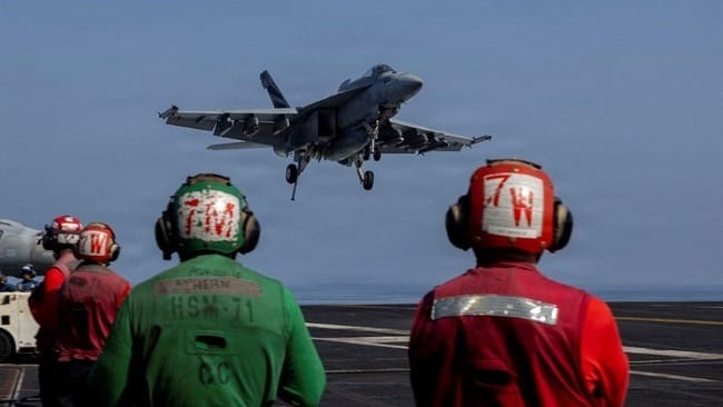 Kapal induk AS luncurkan jet tempur untuk serang Iran (Foto: via REUTERS/US Navy)