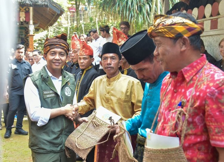 Menhut Serahkan 10 SK Hutan Adat Seluas 1.175 Hektare