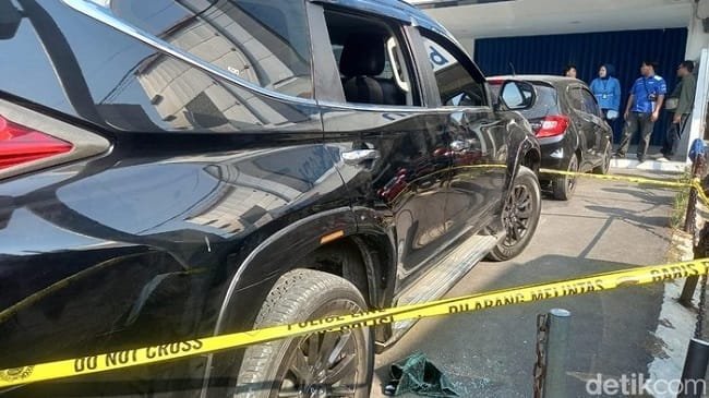 Foto: Mobil Pajero milik nasabah bank di Brebes yang dipecah kacanya oleh kawanan pencuri, Senin (15/6/2026). (Imam Suripto/detikJateng) Foto: Mobil Pajero milik nasabah bank di Brebes yang dipecah kacanya oleh kawanan pencuri, Senin (15/6/2026). (Imam Suripto/detikJateng)