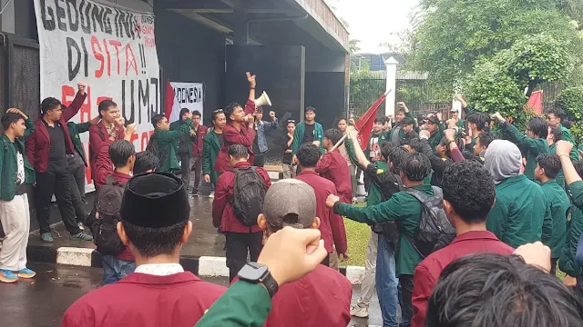Ratusan aliansi mahasiswa menggelar aksi demonstrasi di gerbang Pancasila gedung DPR/MPR RI, Senin (15/6).