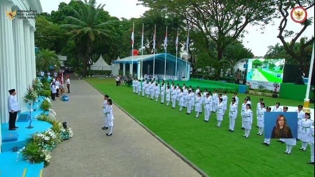 Upacara penurunan bendera Merah Putih di Gedung Pancasila, Kemlu, Senin (1/6/2026). (Foto: YouTube Setpres)