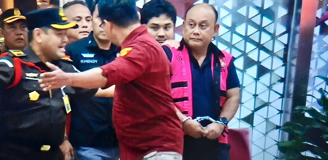 Dadan Hindayana (rompi merah muda) Dadan Hindayana (rompi merah muda)