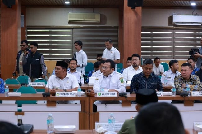 Bupati Aceh Besar H. Muharram Idris (Syech Muharram) menghadiri pertemuan Pemerintah Aceh bersama Tim Komisi II DPR RI di Gedung Serbaguna Setda Aceh, Banda Aceh, Rabu (17/6/2026). FOTO/ MC ACEH BESAR Bupati Aceh Besar H. Muharram Idris (Syech Muharram) menghadiri pertemuan Pemerintah Aceh bersama Tim Komisi II DPR RI di Gedung Serbaguna Setda Aceh, Banda Aceh, Rabu (17/6/2026). FOTO/ MC ACEH BESAR