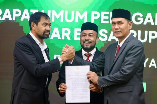 Gubernur Aceh Muzakir Manaf selaku PSP Bank Aceh disaksikan Dirut Bank Aceh Fadhil Ilyas (tengah) menetapkan Sekda Aceh M Nasir sebagai Komisaris Utama Bank Aceh, Selasa (23/6/2026).