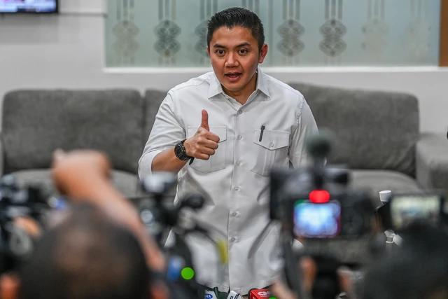 Sekretaris Kabinet Teddy Indra Wijaya menjawab pertanyaan wartawan di ruang media, di kompleks Istana Merdeka, Jakarta, Jumat (27/2/2026). Foto: Galih Pradipta/ANTARA FOTO