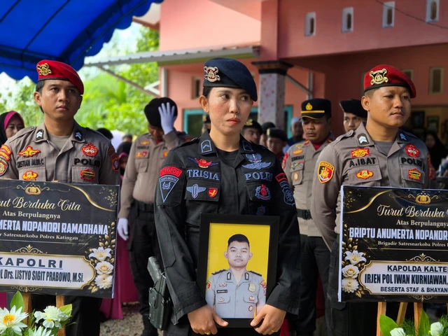 Suasana pemakaman Briptu Nopandri di Katingan, Kalimantan Tengah. Foto: Dok. Polres Katingan Suasana pemakaman Briptu Nopandri di Katingan, Kalimantan Tengah. Foto: Dok. Polres Katingan