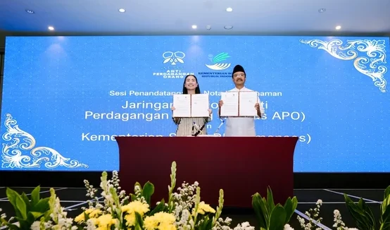 Mensos Saifullah Yusuf bersama Ketua Umum Jarnas Anti TPPO, Rahayu Saraswati Dhirakanya Djojohadikusumo menandatangani MoU tentang Dukungan Penyelenggaraan Kesejahteraan Sosial dalam Penanganan Korban Perdagangan Orang di Jakarta, Senin (27/7). Foto: Dok. Kemensos