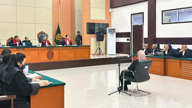 Tifauzia Tyassuma atau dr Tifa didakwa melakukan tindak pidana fitnah dan pencemaran nama baik Presiden ke-7 RI Joko Widodo (Jokowi) atas tudingan ijazah palsu. Tifauzia Tyassuma atau dr Tifa didakwa melakukan tindak pidana fitnah dan pencemaran nama baik Presiden ke-7 RI Joko Widodo (Jokowi) atas tudingan ijazah palsu.