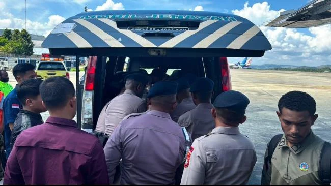 Sejumlah petugas kepolisian memasukkan jenazah personel Bawah Kendali Operasi (BKO) Satuan Tugas Operasi Damai Cartenz 2026, Brigpol Fredi Lukas Awes, ke mobil ambulans, Selasa (21/7/2026). (Sumber: Satgas Damai Cartenz 2026) Sejumlah petugas kepolisian memasukkan jenazah personel Bawah Kendali Operasi (BKO) Satuan Tugas Operasi Damai Cartenz 2026, Brigpol Fredi Lukas Awes, ke mobil ambulans, Selasa (21/7/2026). (Sumber: Satgas Damai Cartenz 2026)
