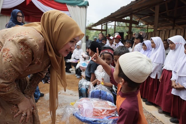 Foto: Ketua TP PKK Aceh Marlina Muzakir, berkunjung dan membagikan seragam sekolah kepada para siswa yang masih mengikuti proses belajar mengajar di Sekolah Darurat, di Masjid Baitul Hamdi Desa Pantan Nangka Kecamatan Linge, Rabu (22/7/2026).