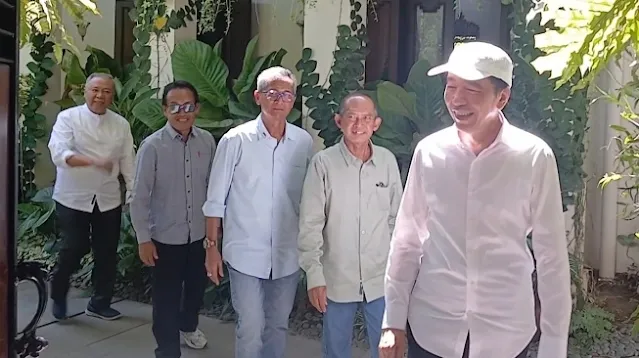 Jokowi bertemu teman seangkatan Fakultas Kehutanan UGM, Senin (20/7/2026). Jokowi bertemu teman seangkatan Fakultas Kehutanan UGM, Senin (20/7/2026).