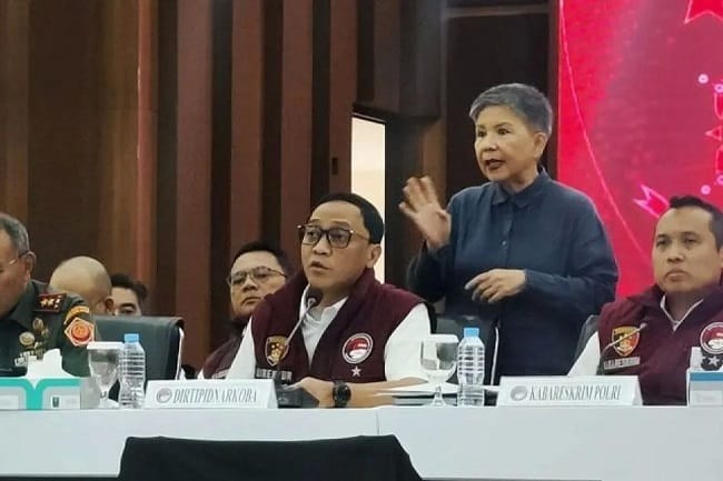 Direktur Tindak Pidana Narkoba Bareskrim Polri Brigjen Pol. Eko Hadi Santoso (tengah) berbicara dalam konferensi pers di Gedung Bareskrim Polri, Jakarta, Rabu (22/10/2025).