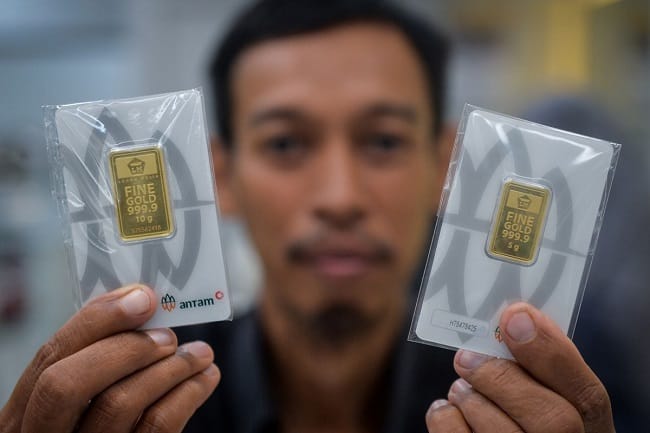 Pekerja menunjukkan emas batangan di Pasar Anyar, Kota Tangerang, Banten, Kamis (29/1/2026). Berdasarkan situs Logam Mulia Antam pada Kamis (29/1), harga emas Antam mengalami kenaikan sebesar Rp165.000 dari Rp3.003.000 per gram menjadi Rp3.168.000 per gram. ANTARA FOTO/Putra M. Akbar/bar(Putra M. Akbar) Pekerja menunjukkan emas batangan di Pasar Anyar, Kota Tangerang, Banten, Kamis (29/1/2026). Berdasarkan situs Logam Mulia Antam pada Kamis (29/1), harga emas Antam mengalami kenaikan sebesar Rp165.000 dari Rp3.003.000 per gram menjadi Rp3.168.000 per gram. ANTARA FOTO/Putra M. Akbar/bar(Putra M. Akbar)