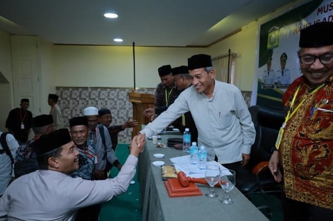 Wakil Bupati Aceh Besar Drs H Syukri memberikan selamat kepada H Anwar Ahmad SE.Ak terpilih sebagai Ketua MAA Kabupaten Aceh Besar periode 2026-2031 dalam Muskab MAA Kabupaten Aceh Besar di Hotel Hijrah, Kecamatan Ingin Jaya, Kamis (30/7/2026). FOT