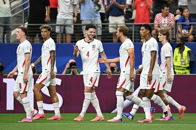Penyerang Inggris Harry Kane (ke-3 dari kanan) merayakan bersama rekan-rekan setimnya setelah mencetak gol penalti sebagai gol pembuka dalam pertandingan sepak bola Grup L Piala Dunia 2026 antara Inggris dan Kroasia di Stadion Dallas di Arlington pada 17 Juni 2026.(AFP/PAUL ELLIS) Penyerang Inggris Harry Kane (ke-3 dari kanan) merayakan bersama rekan-rekan setimnya setelah mencetak gol penalti sebagai gol pembuka dalam pertandingan sepak bola Grup L Piala Dunia 2026 antara Inggris dan Kroasia di Stadion Dallas di Arlington pada 17 Juni 2026.(AFP/PAUL ELLIS)