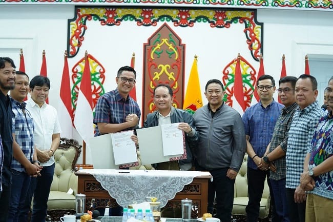 Penandatanganan nota kesepakatan (MoU) antara Gubernur Kalteng Agustiar Sabran dan Wakil Gubernur Edy Pratowo serta Presiden klub Adhyaksa FC untuk kerja sama pengembangan sepak bola di Kalteng di Aula Isen Mulang, Kalteng, Senin (22/6/2026) malam.(DOK. Humas Pemprov Kalteng) Penandatanganan nota kesepakatan (MoU) antara Gubernur Kalteng Agustiar Sabran dan Wakil Gubernur Edy Pratowo serta Presiden klub Adhyaksa FC untuk kerja sama pengembangan sepak bola di Kalteng di Aula Isen Mulang, Kalteng, Senin (22/6/2026) malam.(DOK. Humas Pemprov Kalteng)