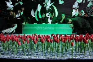 Para pelayat berkumpul di sekitar peti mati mendiang Pemimpin Tertinggi Iran Ayatollah Ali Khamenei, menjelang pemakamannya di Imam Khomeini Husseiniyeh atau Grand Mosalla di Teheran, 3 Juli 2026.(WEBSITE PEMIMPIN TERTINGGI IRAN via AFP)