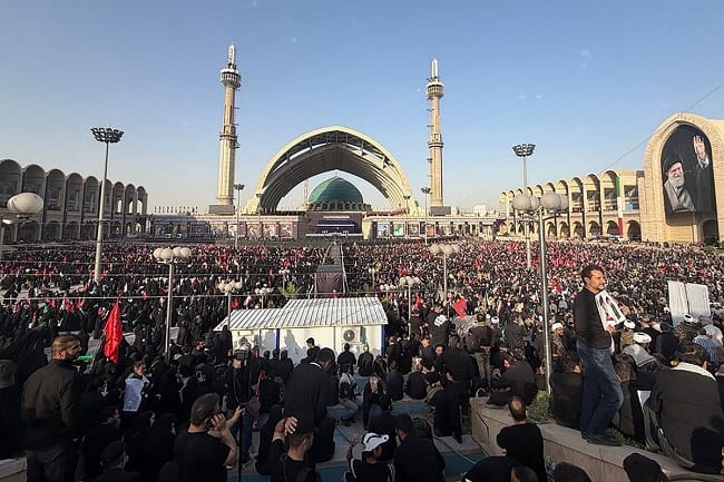 Pelayat berkumpul di luar Grand Mosalla untuk memberi penghormatan terakhir kepada mendiang mantan Pemimpin Tertinggi Iran, Ayatollah Ali Khamenei, ketika prosesi pemakamannya dimulai di Teheran pada Sabtu (4/7/2026).(AFP/ATTA KENARE) Pelayat berkumpul di luar Grand Mosalla untuk memberi penghormatan terakhir kepada mendiang mantan Pemimpin Tertinggi Iran, Ayatollah Ali Khamenei, ketika prosesi pemakamannya dimulai di Teheran pada Sabtu (4/7/2026).(AFP/ATTA KENARE)