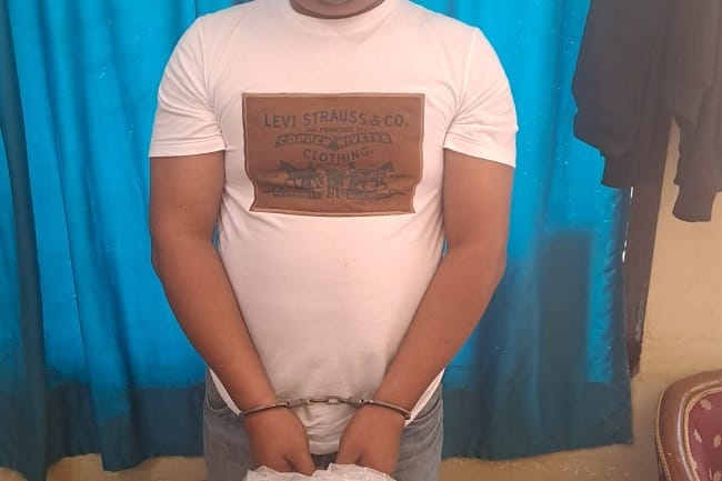 Polisi menangkap pria inisial M saat hendak menyelundupkan 1 kg sabu melalui penerbangan dari Bandara Silangit, Tapanuli Utara, Sumatera Utara, Kamis (2/7/2026). (Dok Polres Taput ) Polisi menangkap pria inisial M saat hendak menyelundupkan 1 kg sabu melalui penerbangan dari Bandara Silangit, Tapanuli Utara, Sumatera Utara, Kamis (2/7/2026). (Dok Polres Taput )
