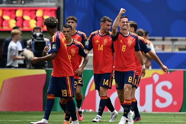 Para pemain Spanyol merayakan gol dalam pertandingan perempat final antara Spanyol dan Belgia pada Piala Dunia 2026 di Stadion Los Angeles, Los Angeles, Amerika Serikat, 10 Juli 2026.(Xinhua/Wu Xiaoling)