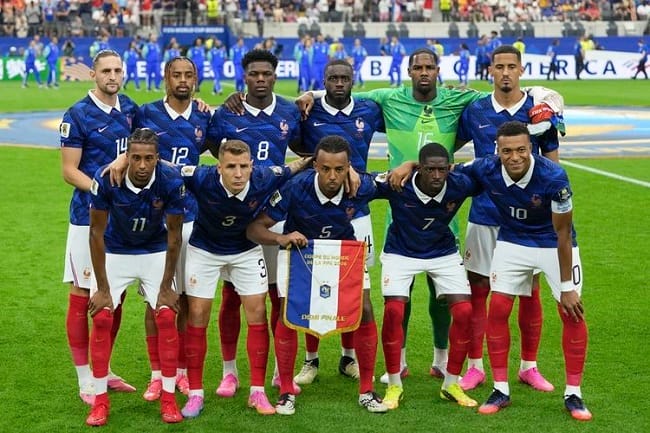 Para pemain inti Timnas Perancis berpose untuk foto bersama sebelum pertandingan semifinal antara Prancis dan Spanyol dalam Piala Dunia FIFA 2026 di Stadion Dallas, Dallas, Amerika Serikat, pada Rabu (15/7/2026) dini hari WIB. Bek Perancis William Saliba (kanan atas) mengalmi cedera dan harus ditarik keluar.(Xinhua/Wu Xiaoling)