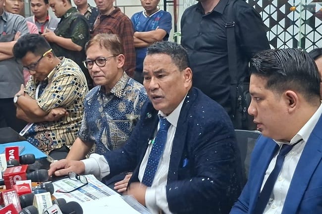 Pengacara mantan Jampidsus Febrie Adriansyah, Hotman Paris Hutapea dalam konferensi pers di Gedung Kejagung, Jakarta, Jumat (17/7/2026) malam. Pengacara mantan Jampidsus Febrie Adriansyah, Hotman Paris Hutapea dalam konferensi pers di Gedung Kejagung, Jakarta, Jumat (17/7/2026) malam.
