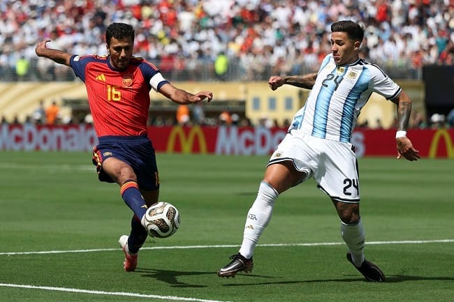 Gelandang Timnas Spanyol Rodri (kiri) bertarung dengan gelandang Timnas Argentina Enzo Fernandez dalam pertandingan final Piala Dunia 2026 antara Spanyol vs Argentina di Stadion New York New Jersey, Amerika Serikat, Senin (20/7/2026) dini hari WIB.(Xinhua/Li Ming) Gelandang Timnas Spanyol Rodri (kiri) bertarung dengan gelandang Timnas Argentina Enzo Fernandez dalam pertandingan final Piala Dunia 2026 antara Spanyol vs Argentina di Stadion New York New Jersey, Amerika Serikat, Senin (20/7/2026) dini hari WIB.(Xinhua/Li Ming)