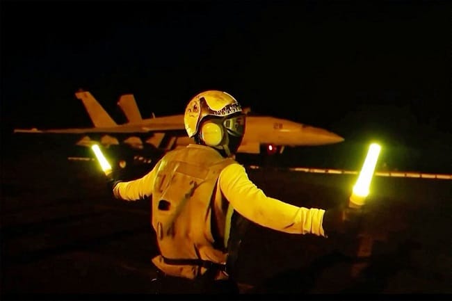 Personel Amerika Serikat saat meluncurkan serangan udara pada malam ke-11 secara beruntun ke Iran pada 21 Juli 2026, dalam foto yang diambil oleh Komando Pusat AS (Centcom).(CENTCOM via AFP)
