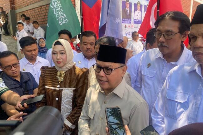 Menteri P2MI, Mukhtarudin (posisi berada ditengah dengan memakai peci) saat melakukan wawancara dengan awak media di Pasim Kota Sukabumi, Senin (27/7/2026). Foto: Kompas