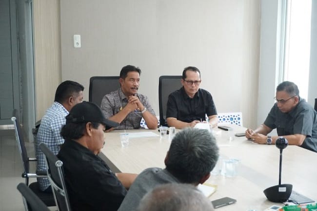 Wakil Bupati Aceh Besar Drs Syukri melakukan silaturahmi dan PreContruction Meeting Pekerjaan Penanganan Jalan Kabupaten pada Bidang Bina Marga Dinas PUPR Aceh Besar di Aula Dinas PUPR Aceh Besar, Kamis (16/7/2026) siang. Wakil Bupati Aceh Besar Drs Syukri melakukan silaturahmi dan PreContruction Meeting Pekerjaan Penanganan Jalan Kabupaten pada Bidang Bina Marga Dinas PUPR Aceh Besar di Aula Dinas PUPR Aceh Besar, Kamis (16/7/2026) siang.