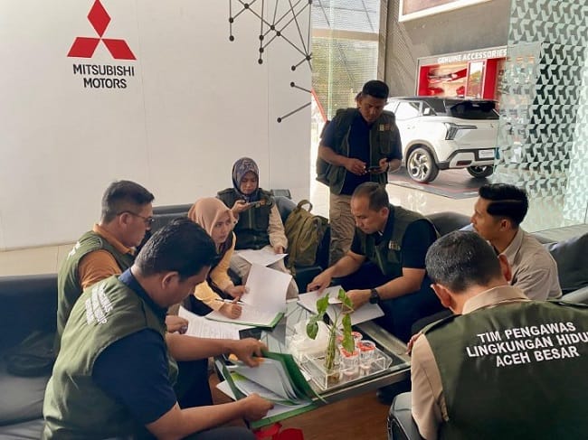 Tim Pengawas Lingkungan Hidup Aceh Besar melaksanakan inspeksi, pembinaan, dan pengawasan terhadap kepatuhan pengelolaan lingkungan di Mitsubishi Arista, Kecamatan Darul Imarah, Kamis (30/7/2026). FOTO/MC ACEH BESAR Tim Pengawas Lingkungan Hidup Aceh Besar melaksanakan inspeksi, pembinaan, dan pengawasan terhadap kepatuhan pengelolaan lingkungan di Mitsubishi Arista, Kecamatan Darul Imarah, Kamis (30/7/2026). FOTO/MC ACEH BESAR