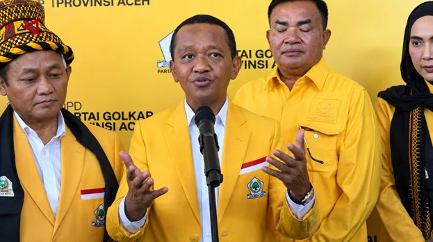 Menteri Energi dan Sumber Daya Mineral (ESDM) yang juga Ketua Umum Partai Golkar, Bahlil Lahadalia, menyampaikan keterangan dalam konferensi pers usai melantik jajaran Dewan Pimpinan Daerah (DPD) Partai Golkar Aceh di Hotel Hermes Palace, Banda Aceh, Sabtu (11/7/2026).
