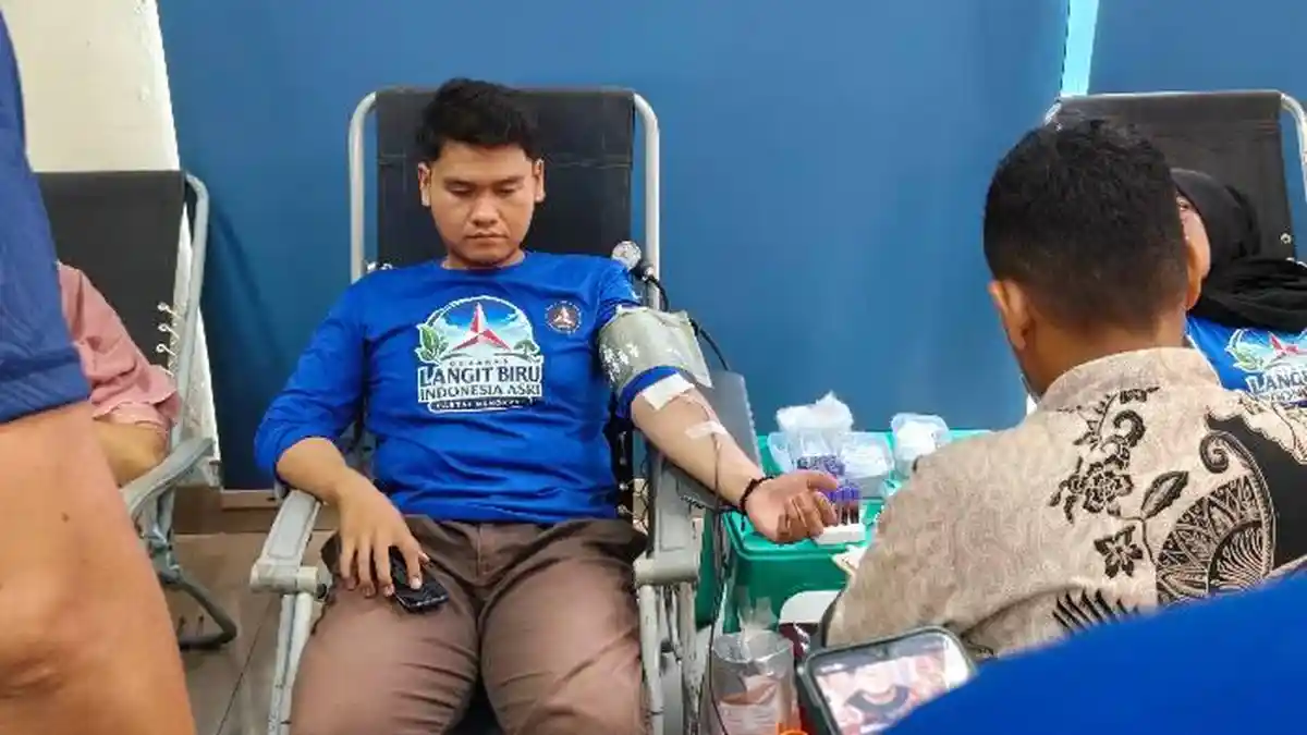 DONOR DARAH - DPD Partai Demokrat Aceh menggelar kegiatan donor darah sebagai bagian dari rangkaian Gerakan Nasional Langit Biru Indonesia Asri, di halaman kantor partai tersebut, Jumat (31/7/2026).