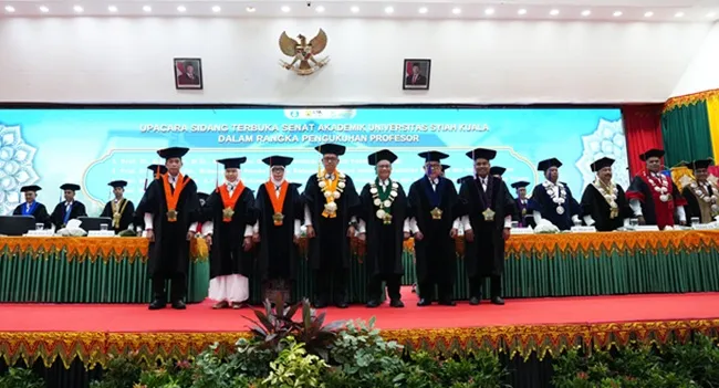Pengukuhan lima profesor baru Universitas Syiah Kuala (USK) dengan beragaman kepakaran di Gedung AAC Dayan Dawood, Selasa (7/7/2026). FOTO/Humas USK Pengukuhan lima profesor baru Universitas Syiah Kuala (USK) dengan beragaman kepakaran di Gedung AAC Dayan Dawood, Selasa (7/7/2026). FOTO/Humas USK