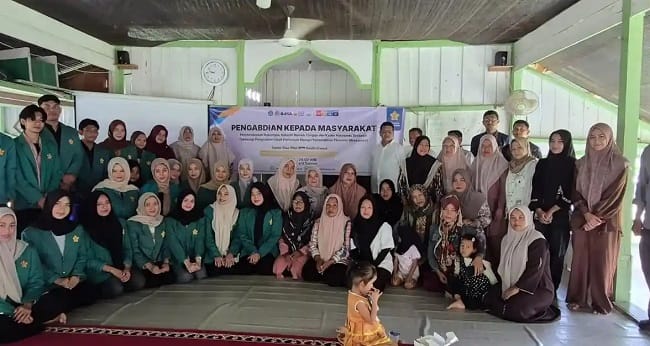 FOTO BERSAMA - Tim dosen Fakultas Kelautan dan Perikanan (FKP) Universitas Syiah Kuala (USK) bersama mahasiswa, kader Posyandu, kelompok industri rumah tangga, dan aparatur Gampong Neuhen berfoto bersama usai pembukaan kegiatan Pengabdian kepada Masyarakat di Gampong Neuheun, Kabupaten Aceh Besar, 29 Juni 2026. Kegiatan tersebut bertujuan meningkatkan keterampilan masyarakat mengolah hasil perikanan menjadi produk bernilai tambah guna mendukung kemandirian ekonomi berbasis potensi lokal.