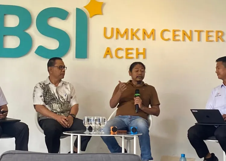 Ketua Aji Banda Aceh, Reza DJ Munawir saat mengisi materi pada workshop wartawan tantangan besar sensus ekonomi tahun 2026, Selasa (21/7/2026) | Foto : zhay Barona/@Literatif.com. Ketua Aji Banda Aceh, Reza DJ Munawir saat mengisi materi pada workshop wartawan tantangan besar sensus ekonomi tahun 2026, Selasa (21/7/2026) | Foto : zhay Barona/@Literatif.com.