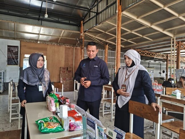 Foto: Kepala BBPOM di Banda Aceh, Riyanto (tengah), meninjau produk pangan saat inspeksi keamanan pangan di salah satu warung kopi di Kota Banda Aceh, Senin (27/7/2026).