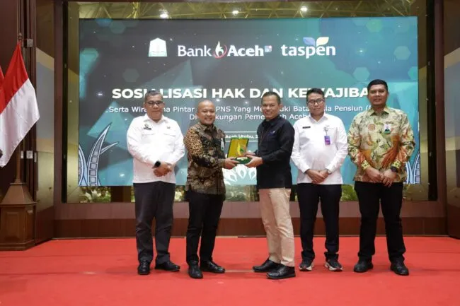 PENYERAHAN CENDERA MATA - Direktur Bisnis Bank Aceh, Erwin Konadi, Branch menyerahkan cendera mata yang diterima Manager PT Taspen (Persero) Kantor Cabang Banda Aceh Junaizar. Turut hadir dan menyaksikan penyerahan, Asisten II Setda Aceh, Teuku Robby Irza (paling kiri), Kepala Badan Kepegawaian Aceh Abdul Qahar, serta Pemimpin Kantor Cabang Utama Bank Aceh Andri Wardani (paling kanan), Rabu (29/7/2026). PENYERAHAN CENDERA MATA - Direktur Bisnis Bank Aceh, Erwin Konadi, Branch menyerahkan cendera mata yang diterima Manager PT Taspen (Persero) Kantor Cabang Banda Aceh Junaizar. Turut hadir dan menyaksikan penyerahan, Asisten II Setda Aceh, Teuku Robby Irza (paling kiri), Kepala Badan Kepegawaian Aceh Abdul Qahar, serta Pemimpin Kantor Cabang Utama Bank Aceh Andri Wardani (paling kanan), Rabu (29/7/2026).