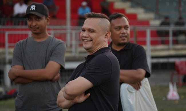 Presiden Persiraja, Nazaruddin Dek Gam saat memantau trial atau ujicoba/seleksi pemain di Stadion Dimurthala, Lampineung, Banda Aceh. Foto : MO Persiraja